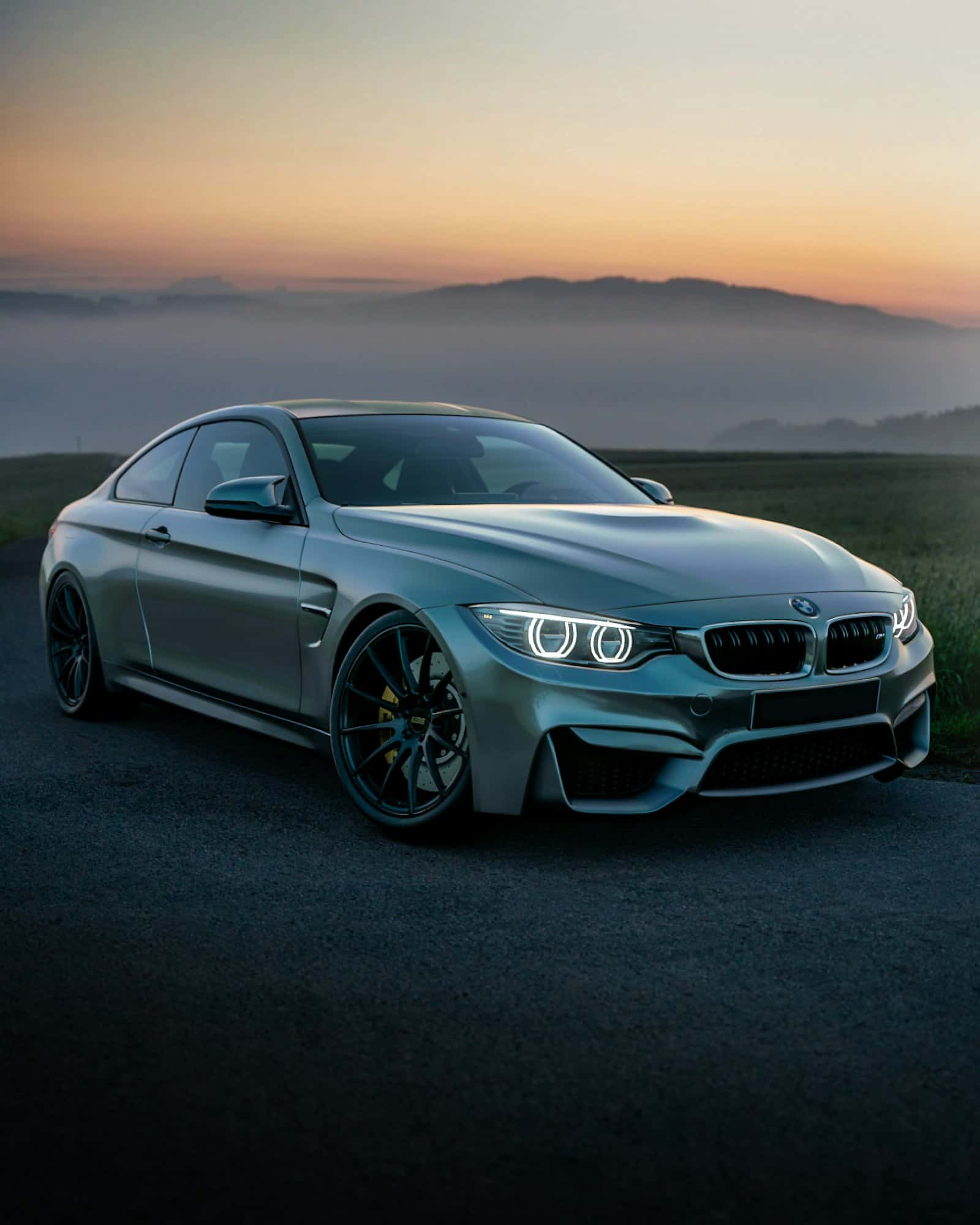 سيارة BMW رمادية رياضية